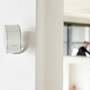 Le support Somfy permet de fixer discrètement la caméra de surveillance au mur