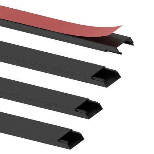 Packshot de 4 moulures électriques adhésives GGK noires 22x12 mm, L. 1,2 m, avec film de protection rouge visible