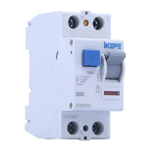 IKEPE interrupteur différentiel 63A 30mA type AC 230V, vue de trois quarts avant avec manette et bornes de raccordement visibles.