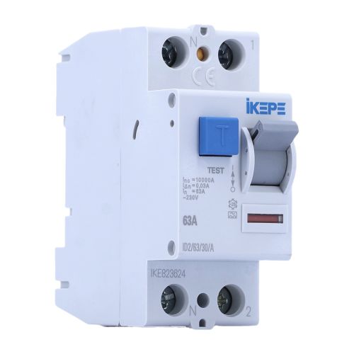 IKEPE interrupteur différentiel 63A 30mA type A 230V, vue de trois quarts avant avec manette et bornes de raccordement visibles.