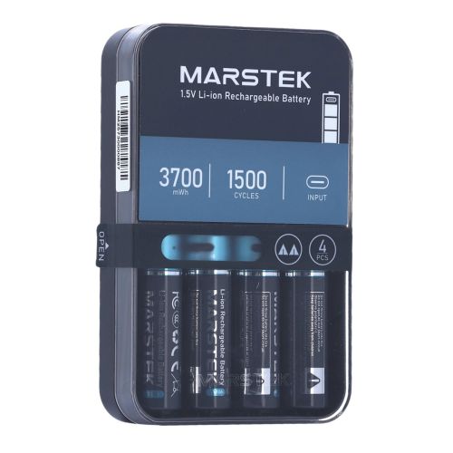 MAR 5070C Marstek 4 piles rechargeables USB C Li ion AA, chargeur de piles AA vu de face, écran bleu visible.
