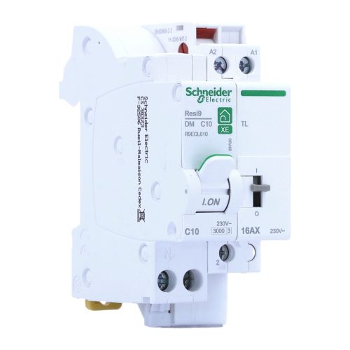 Schneider Resi9 XE télérupteur combine 10A 1F NO auto monophasé, vue de trois quarts avant, face de commande et borniers visibles.