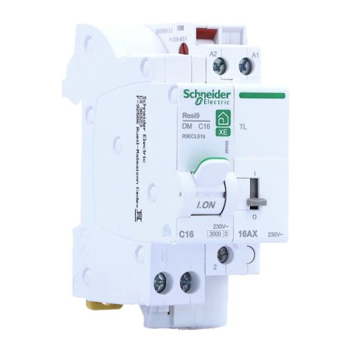 Schneider Resi9 XE télérupteur combine 16A 1F NO auto monophasé, vue de trois quarts avant, face de commande et borniers visibles.