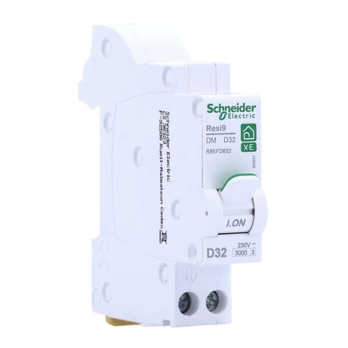 SCHNEIDER resi9 XE disjoncteur 32A auto ph n courbe d 3kA 230V, vue de trois quarts avant avec manette et bornes de raccordement visibles.