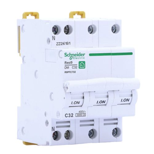 SCHNEIDER resi9 XP disjoncteur tétrapolaire 32A courbe c 3kA 400V, vue de trois quarts avant avec manette et bornes de raccordement visibles.