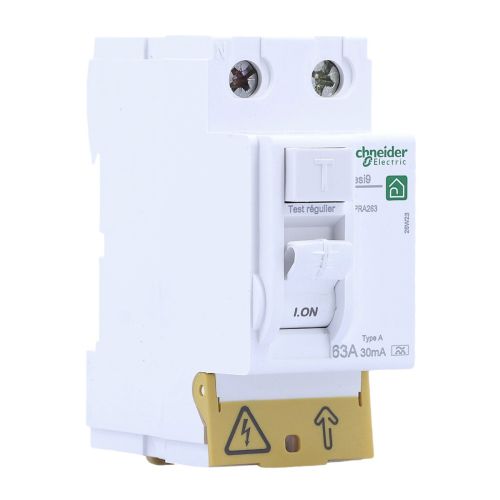 SCHNEIDER resi9 XP interrupteur différentiel 63A 30mA type A 230V, vue de trois quarts avant avec manette et bornes de raccordement visibles.