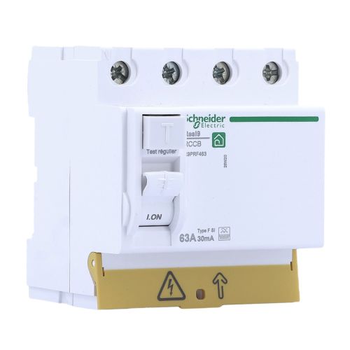 SCHNEIDER resi9 XP interrupteur différentiel tétrapolaire 63A 30mA type fsi 4 modules 400V, vue de trois quarts avant avec manette et bornes de raccordement visibles.