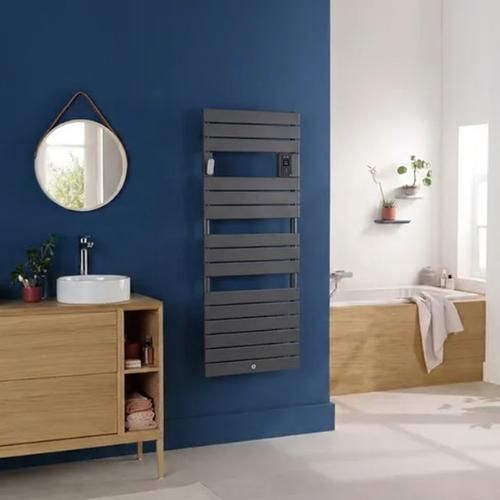Sèche serviettes THERMOR Riviera 2 750W gris menhir installé dans une salle de bain
