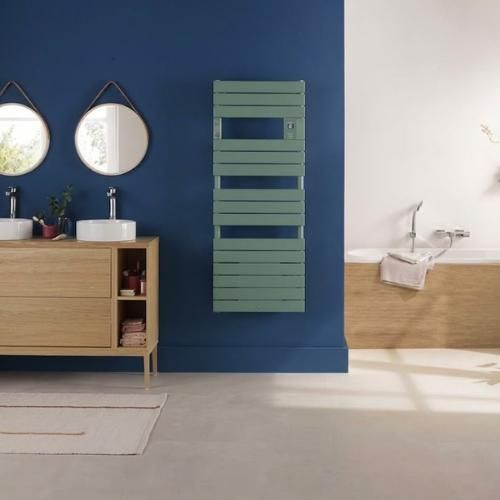 Sèche serviettes étroit THERMOR Riviera 2 750W vert eucalyptus installé dans une salle de bain