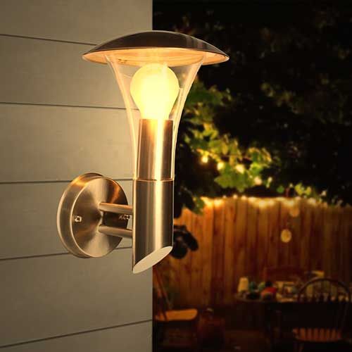 Le design métallique en forme de cône de cette applique extérieure s'intègre avec style sur vos terrasses, le long des murs extérieurs, sur un poteau...