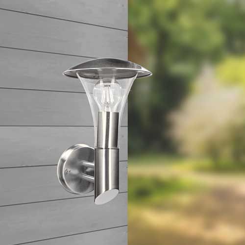 Cette applique extérieure en inox pour ampoule E27 mesure 31cm de hauteur.