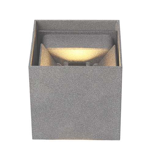 Cette petite applique LED extérieure dispose d'ailettes pour ajuster l'angle de diffusion du faisceau lumineux.