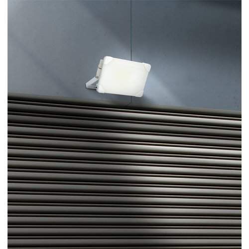 Projecteur LED extérieur Arlux Kreon blanc installé sur une façade extérieure