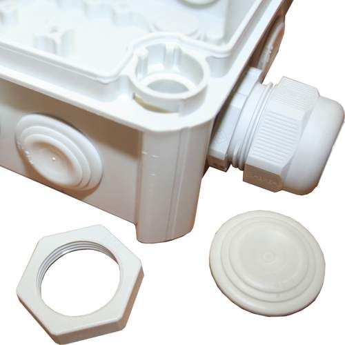 Presse étoupe Batilec vissé à une boite d'encastrement