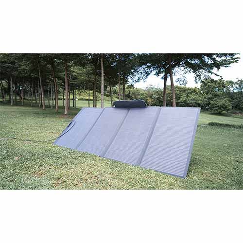 Panneau solaire pliable 400W Ecoflow installé en extérieur
