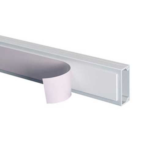Cette moulure GGK de 15x30mm s'installe rapidement et sans outils spécifiques  grâce à sa pose en adhésif.
