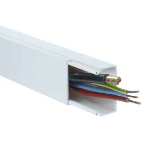 Dissimulez et protégez jusqu'à 19 fils de 1.5m² grâce à ces moulures GGK 15x30mm adhésives.