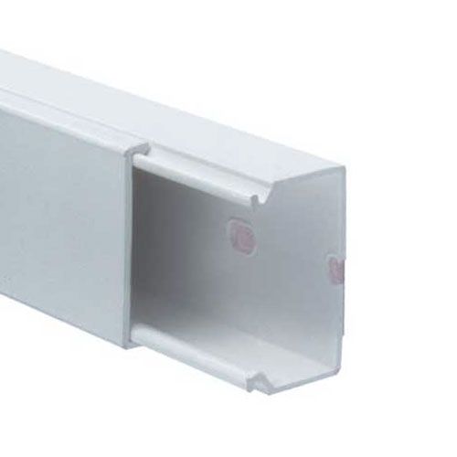Optez pour ces moulures 15x30mm GGK pour dissimuler et protéger vos câbles. Accessoires et moulures disponibles sur 123elec.