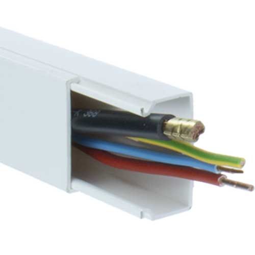 Ces moulures GGK de 15x30mm peuvent contenir jusqu'à 19 fils de 1.5m².