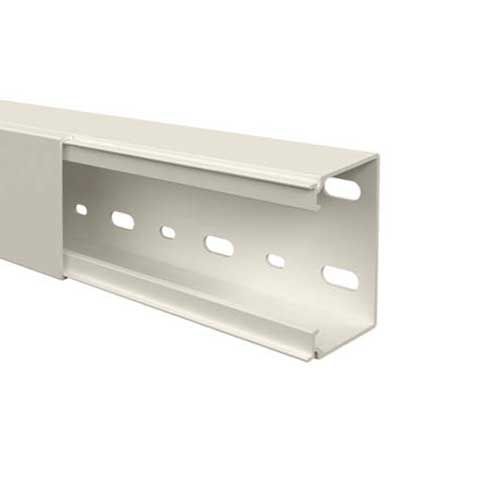 Cette moulure électrique GGK de 1.25m est pré- perforée pour simplifier sa pose par vis.