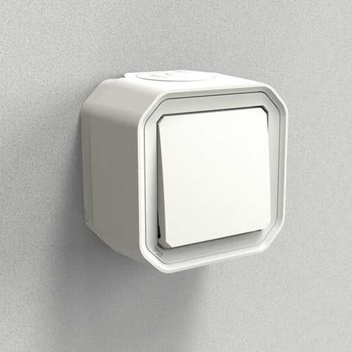 Bouton poussoir complet blanc Legrand Plexo pose saillie - photo ambiance