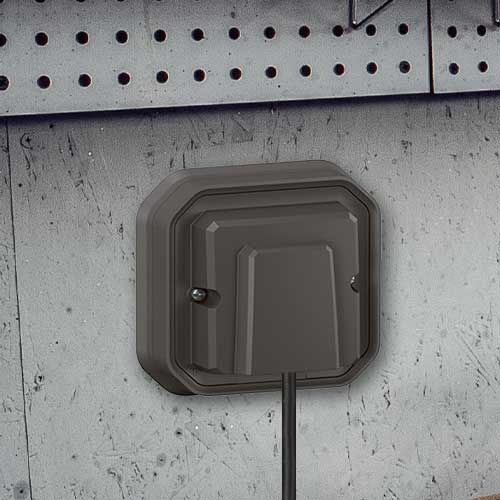 Sortie de câble étanche Legrand Plexo coloris anthracite fixation encastrée sur mur gris - photo amabiance