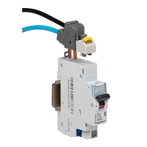 LEGRAND Borne de raccordement à connexion auto Section 4 à 25mm² posé sur un disjoncteur