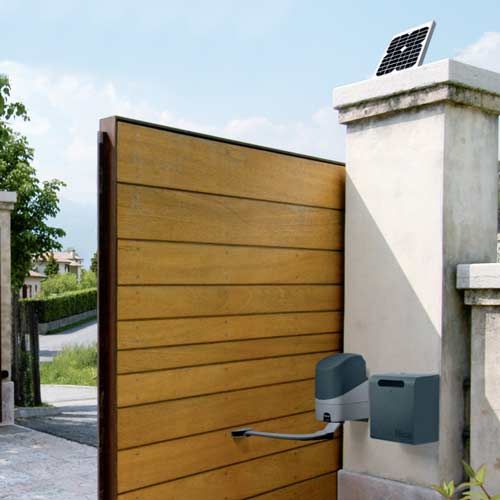 Kit d'alimentation solaire NICE pour motorisation portail et porte de garage : photo extérieur du kit installé au dessus d'un portail motorisé