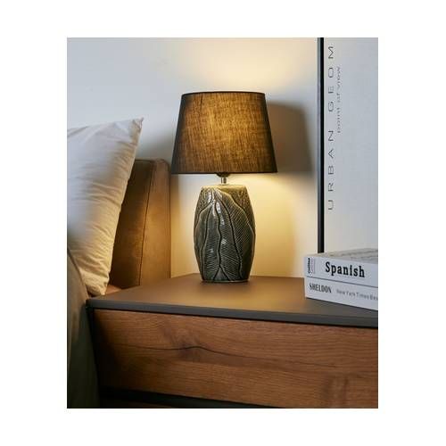 lampe Pauleen Midnight Dream coloris noir idéale posée sur un meuble