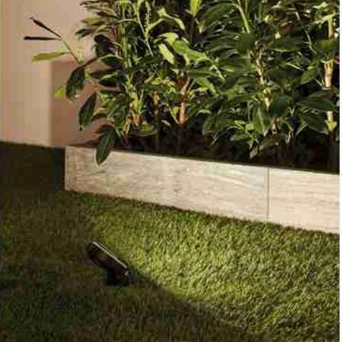 photo ambiance extérieure spot sur piquet Paulmann Plug&Shine