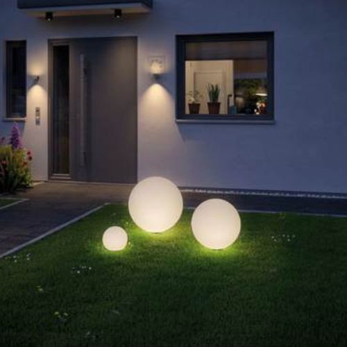 photo ambiance extérieure avec globe lumineux Paulmann de différentes tailles