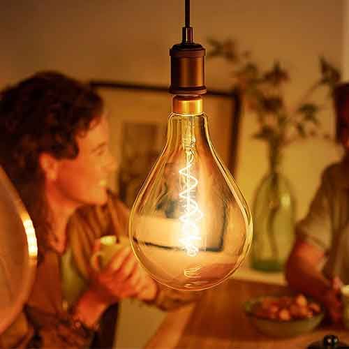 Mettez en valeur vos ampoules vintages avec cette suspension à corde Philips MyLiving pour ampoules E27. La longueur du cordon de 2mètres est réglable.