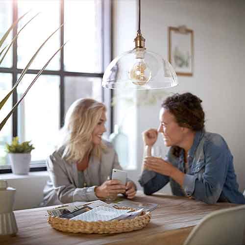 Dimmable, cette ampoule s'adapte aux ambiances de toute la journée