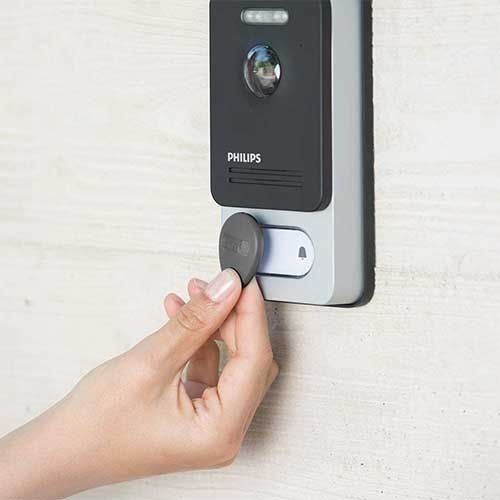Image d'une main utilisant le badge PHILIPS RFID WelcomEye tag