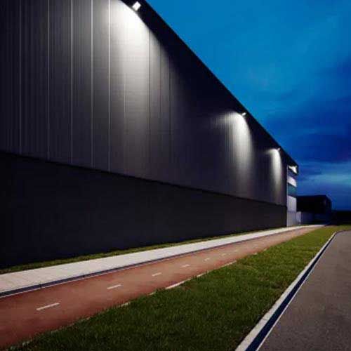 projecteur LED Philips 20W multi-CCT - photo bâtiment extérieur