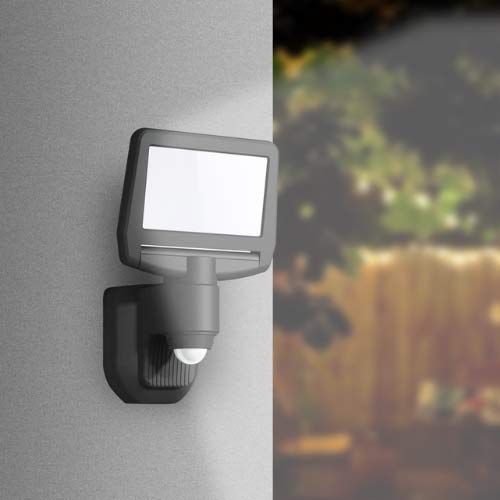 A installer en applique sur un mur extérieur de votre maison, ce projecteur solaire à LED dispose d'un détecteur de mouvement infrarouge.