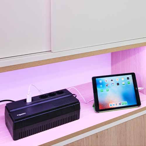 onduleur SCHNEIDER Easy UPS BVS 1 ph line-interactive - 230V - 1000VA - 4PC Schuko/FR - BVS1000I-GR - mise en situation