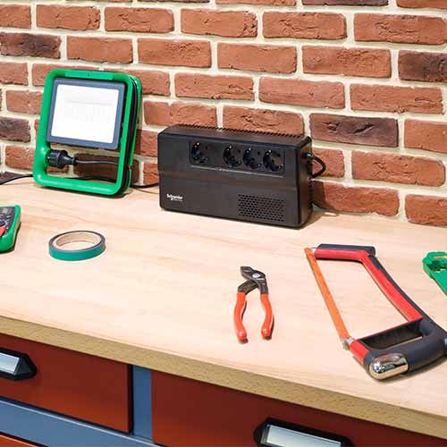 SCHNEIDER ONDULEUR EASY UPS BVS installé dans un atelier de travail