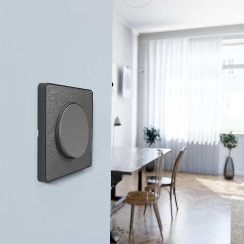 plaque 1 poste Schneider Odace Touch aluminium brossé avec liseré anthracite - photo ambiance intérieur