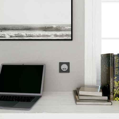 plaque 1 poste Schneider Odace Touch finition Kvadrat noir avec liseré aluminium - photo ambiance bureau