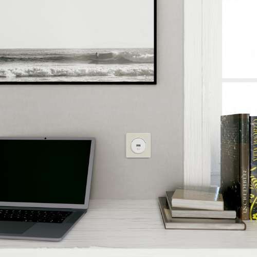 Plaque simple SCHNEIDER Odace Touch finition Kvadrat craie avec liseré blanc - photo ambiance intérieur
