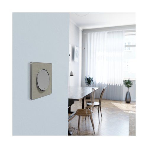 plaque 1 poste Schneider Odace Touch finition Kvadrat gris perle avec liseré aluminium - photo ambiance intérieur