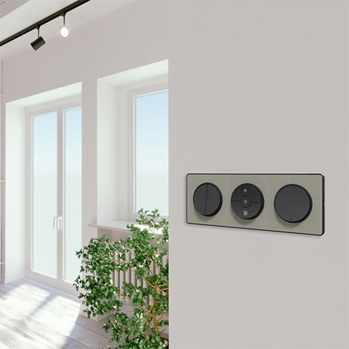 plaque 3 postes Schneider Odace Touch finition Kvadrat gris perle avec liseré anthracite - photo ambiance intérieur