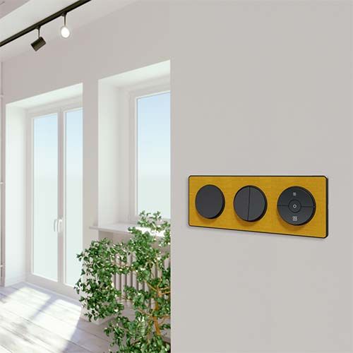 plaque 3 postes Schneider Odace Touch finition Kvadrat ocre avec liseré anthracite - photo ambiance intérieur
