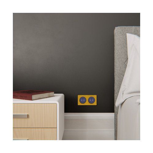 plaque 2 postes Schneider Odace Touch finition Kvadrat ocre avec liseré bleu cobalt - photo ambiance intérieur