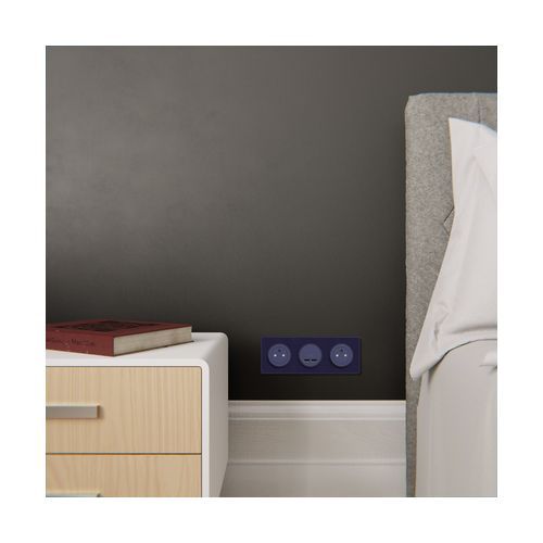 plaque 3 postes Schneider Odace Touch finition Kvadrat bleu roi avec liseré bleu cobalt - photo ambiance intérieur
