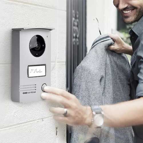 Homme sonnant à la platine de rue SCS Sentinel VisioDoor