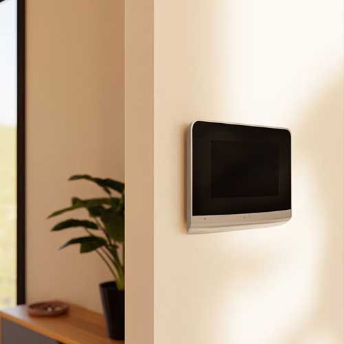 visiophone connecté Somfy installé au mur