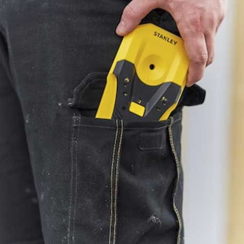 STANLEY Détecteur de matériaux stud sensor S160 - photo ambiance détecteur de matériaux dans poche de pantalon de travail