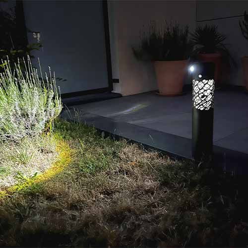 Poteau LED 2 en 1 Watt & Home idéal pour éclairer votre jardin la nuit